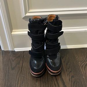 Black wedge suede velcro boots